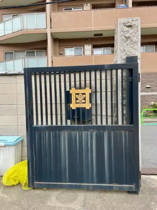 妙顕寺の{uncategorized: "未分類", other: "その他", undefined: "問題あり", building: "その他建物", grave: "お墓", sacred_gate: "鳥居", guardian: "狛犬", statue: "像", buddha: "仏像", history: "歴史", nature: "自然", garden: "庭園", animal: "動物", pagoda: "塔", temizu: "手水舎", mountain_gate: "山門・神門", sanctuary: "本殿・本堂", subordinate: "末社・摂社", art: "芸術", scenery: "景色", jizo: "地蔵", ema: "絵馬", goshuin: "御朱印", omikuji: "おみくじ", items: "授与品その他", amulet: "お守り", goshuincho: "御朱印帳", eats: "食事", festival: "お祭り", votive_dance: "神楽", shichigosan: "七五三参", wedding: "結婚式", experience: "体験その他", initially: "初詣", around: "周辺", anti_infection: "感染症対策"}