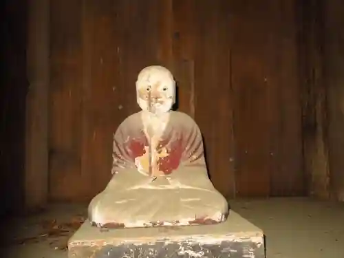 雲峰寺の像