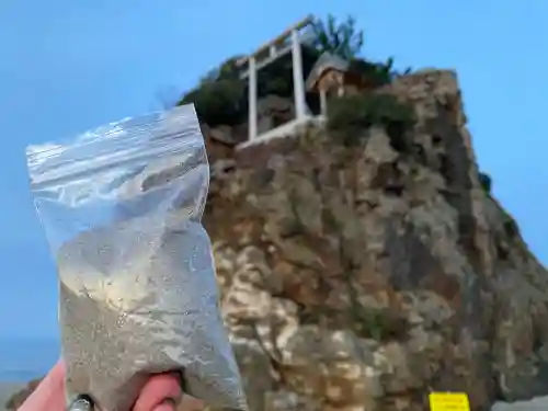 稲佐の浜　弁天島の{uncategorized: "未分類", other: "その他", undefined: "問題あり", building: "その他建物", grave: "お墓", sacred_gate: "鳥居", guardian: "狛犬", statue: "像", buddha: "仏像", history: "歴史", nature: "自然", garden: "庭園", animal: "動物", pagoda: "塔", temizu: "手水舎", mountain_gate: "山門・神門", sanctuary: "本殿・本堂", subordinate: "末社・摂社", art: "芸術", scenery: "景色", jizo: "地蔵", ema: "絵馬", goshuin: "御朱印", omikuji: "おみくじ", items: "授与品その他", amulet: "お守り", goshuincho: "御朱印帳", eats: "食事", festival: "お祭り", votive_dance: "神楽", shichigosan: "七五三参", wedding: "結婚式", experience: "体験その他", initially: "初詣", around: "周辺", anti_infection: "感染症対策"}