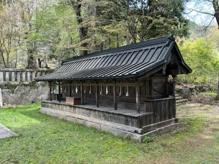 新海三社神社の{uncategorized: "未分類", other: "その他", undefined: "問題あり", building: "その他建物", grave: "お墓", sacred_gate: "鳥居", guardian: "狛犬", statue: "像", buddha: "仏像", history: "歴史", nature: "自然", garden: "庭園", animal: "動物", pagoda: "塔", temizu: "手水舎", mountain_gate: "山門・神門", sanctuary: "本殿・本堂", subordinate: "末社・摂社", art: "芸術", scenery: "景色", jizo: "地蔵", ema: "絵馬", goshuin: "御朱印", omikuji: "おみくじ", items: "授与品その他", amulet: "お守り", goshuincho: "御朱印帳", eats: "食事", festival: "お祭り", votive_dance: "神楽", shichigosan: "七五三参", wedding: "結婚式", experience: "体験その他", initially: "初詣", around: "周辺", anti_infection: "感染症対策"}