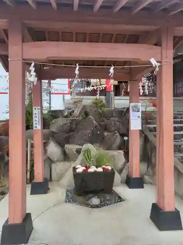 差出磯大嶽山神社 仕事と健康と厄よけの神さまの手水舎