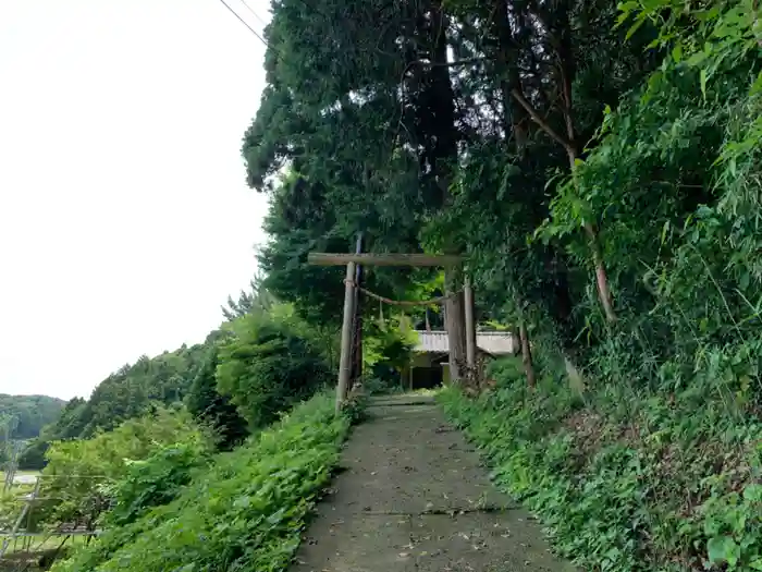 釜滝山越集会所の鳥居