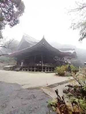 椎尾山薬王院の本殿・本堂