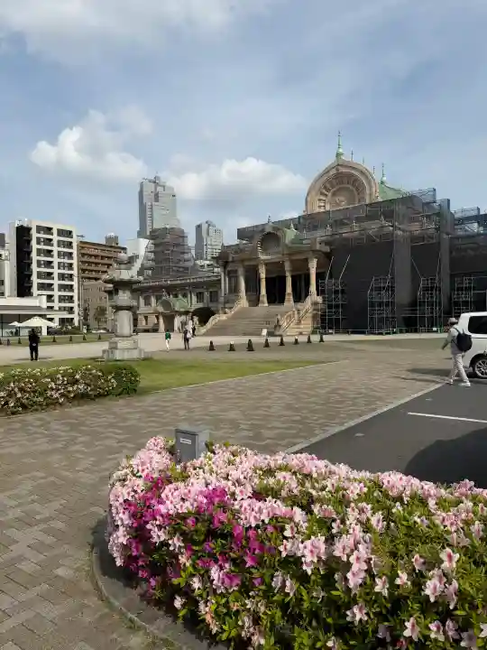 築地本願寺(本願寺築地別院)の{uncategorized: "未分類", other: "その他", undefined: "問題あり", building: "その他建物", grave: "お墓", sacred_gate: "鳥居", guardian: "狛犬", statue: "像", buddha: "仏像", history: "歴史", nature: "自然", garden: "庭園", animal: "動物", pagoda: "塔", temizu: "手水舎", mountain_gate: "山門・神門", sanctuary: "本殿・本堂", subordinate: "末社・摂社", art: "芸術", scenery: "景色", jizo: "地蔵", ema: "絵馬", goshuin: "御朱印", omikuji: "おみくじ", items: "授与品その他", amulet: "お守り", goshuincho: "御朱印帳", eats: "食事", festival: "お祭り", votive_dance: "神楽", shichigosan: "七五三参", wedding: "結婚式", experience: "体験その他", initially: "初詣", around: "周辺", anti_infection: "感染症対策"}