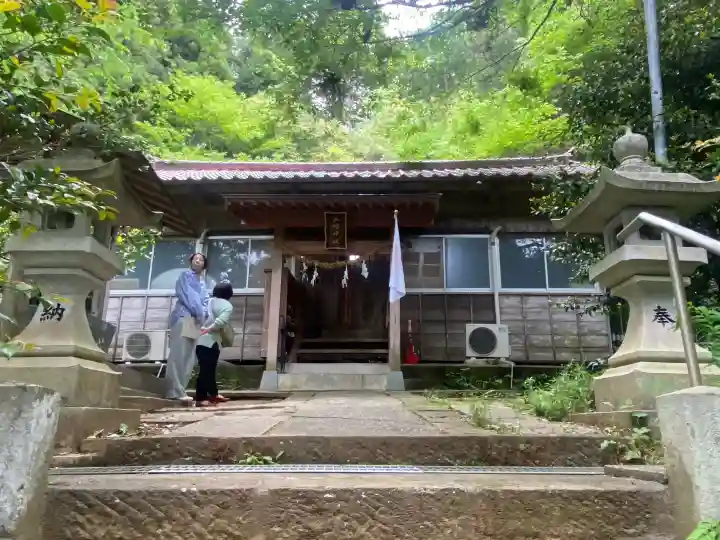 八幡神社の{uncategorized: "未分類", other: "その他", undefined: "問題あり", building: "その他建物", grave: "お墓", sacred_gate: "鳥居", guardian: "狛犬", statue: "像", buddha: "仏像", history: "歴史", nature: "自然", garden: "庭園", animal: "動物", pagoda: "塔", temizu: "手水舎", mountain_gate: "山門・神門", sanctuary: "本殿・本堂", subordinate: "末社・摂社", art: "芸術", scenery: "景色", jizo: "地蔵", ema: "絵馬", goshuin: "御朱印", omikuji: "おみくじ", items: "授与品その他", amulet: "お守り", goshuincho: "御朱印帳", eats: "食事", festival: "お祭り", votive_dance: "神楽", shichigosan: "七五三参", wedding: "結婚式", experience: "体験その他", initially: "初詣", around: "周辺", anti_infection: "感染症対策"}