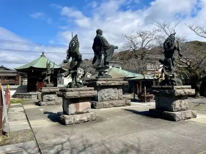 長勝寺の{uncategorized: "未分類", other: "その他", undefined: "問題あり", building: "その他建物", grave: "お墓", sacred_gate: "鳥居", guardian: "狛犬", statue: "像", buddha: "仏像", history: "歴史", nature: "自然", garden: "庭園", animal: "動物", pagoda: "塔", temizu: "手水舎", mountain_gate: "山門・神門", sanctuary: "本殿・本堂", subordinate: "末社・摂社", art: "芸術", scenery: "景色", jizo: "地蔵", ema: "絵馬", goshuin: "御朱印", omikuji: "おみくじ", items: "授与品その他", amulet: "お守り", goshuincho: "御朱印帳", eats: "食事", festival: "お祭り", votive_dance: "神楽", shichigosan: "七五三参", wedding: "結婚式", experience: "体験その他", initially: "初詣", around: "周辺", anti_infection: "感染症対策"}