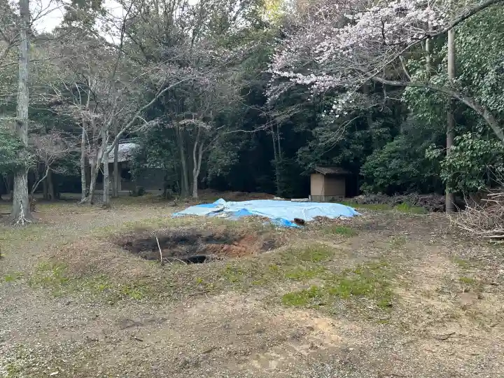 多奈閇神社の{uncategorized: "未分類", other: "その他", undefined: "問題あり", building: "その他建物", grave: "お墓", sacred_gate: "鳥居", guardian: "狛犬", statue: "像", buddha: "仏像", history: "歴史", nature: "自然", garden: "庭園", animal: "動物", pagoda: "塔", temizu: "手水舎", mountain_gate: "山門・神門", sanctuary: "本殿・本堂", subordinate: "末社・摂社", art: "芸術", scenery: "景色", jizo: "地蔵", ema: "絵馬", goshuin: "御朱印", omikuji: "おみくじ", items: "授与品その他", amulet: "お守り", goshuincho: "御朱印帳", eats: "食事", festival: "お祭り", votive_dance: "神楽", shichigosan: "七五三参", wedding: "結婚式", experience: "体験その他", initially: "初詣", around: "周辺", anti_infection: "感染症対策"}