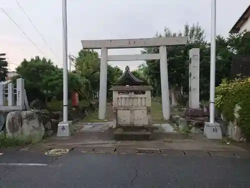 県明神社の鳥居