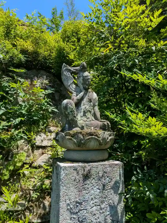 向上庵の{uncategorized: "未分類", other: "その他", undefined: "問題あり", building: "その他建物", grave: "お墓", sacred_gate: "鳥居", guardian: "狛犬", statue: "像", buddha: "仏像", history: "歴史", nature: "自然", garden: "庭園", animal: "動物", pagoda: "塔", temizu: "手水舎", mountain_gate: "山門・神門", sanctuary: "本殿・本堂", subordinate: "末社・摂社", art: "芸術", scenery: "景色", jizo: "地蔵", ema: "絵馬", goshuin: "御朱印", omikuji: "おみくじ", items: "授与品その他", amulet: "お守り", goshuincho: "御朱印帳", eats: "食事", festival: "お祭り", votive_dance: "神楽", shichigosan: "七五三参", wedding: "結婚式", experience: "体験その他", initially: "初詣", around: "周辺", anti_infection: "感染症対策"}
