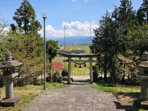白鳥神社の{uncategorized: "未分類", other: "その他", undefined: "問題あり", building: "その他建物", grave: "お墓", sacred_gate: "鳥居", guardian: "狛犬", statue: "像", buddha: "仏像", history: "歴史", nature: "自然", garden: "庭園", animal: "動物", pagoda: "塔", temizu: "手水舎", mountain_gate: "山門・神門", sanctuary: "本殿・本堂", subordinate: "末社・摂社", art: "芸術", scenery: "景色", jizo: "地蔵", ema: "絵馬", goshuin: "御朱印", omikuji: "おみくじ", items: "授与品その他", amulet: "お守り", goshuincho: "御朱印帳", eats: "食事", festival: "お祭り", votive_dance: "神楽", shichigosan: "七五三参", wedding: "結婚式", experience: "体験その他", initially: "初詣", around: "周辺", anti_infection: "感染症対策"}