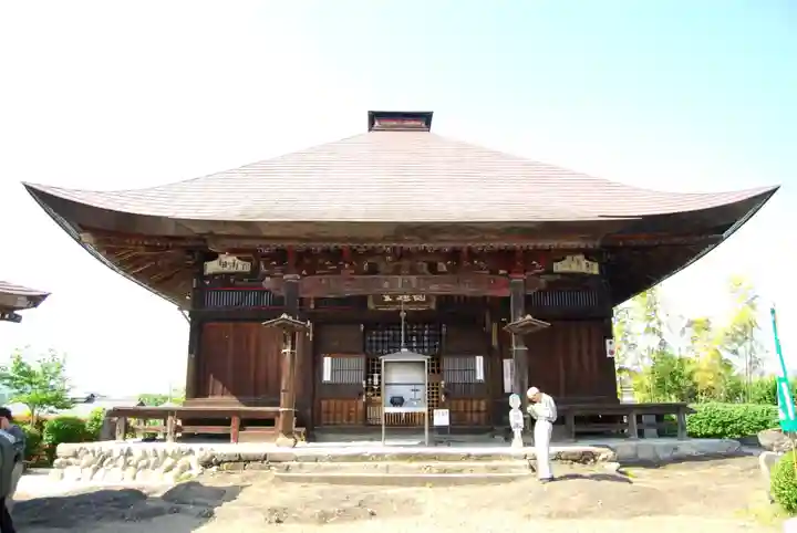 龍石寺の本殿・本堂