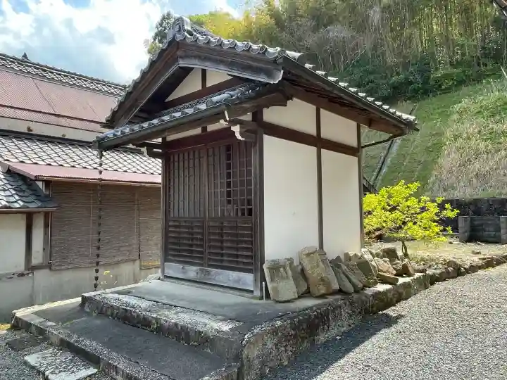 盛願寺の{uncategorized: "未分類", other: "その他", undefined: "問題あり", building: "その他建物", grave: "お墓", sacred_gate: "鳥居", guardian: "狛犬", statue: "像", buddha: "仏像", history: "歴史", nature: "自然", garden: "庭園", animal: "動物", pagoda: "塔", temizu: "手水舎", mountain_gate: "山門・神門", sanctuary: "本殿・本堂", subordinate: "末社・摂社", art: "芸術", scenery: "景色", jizo: "地蔵", ema: "絵馬", goshuin: "御朱印", omikuji: "おみくじ", items: "授与品その他", amulet: "お守り", goshuincho: "御朱印帳", eats: "食事", festival: "お祭り", votive_dance: "神楽", shichigosan: "七五三参", wedding: "結婚式", experience: "体験その他", initially: "初詣", around: "周辺", anti_infection: "感染症対策"}