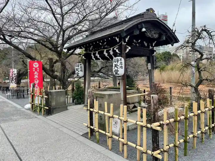 寛永寺不忍池弁天堂の{uncategorized: "未分類", other: "その他", undefined: "問題あり", building: "その他建物", grave: "お墓", sacred_gate: "鳥居", guardian: "狛犬", statue: "像", buddha: "仏像", history: "歴史", nature: "自然", garden: "庭園", animal: "動物", pagoda: "塔", temizu: "手水舎", mountain_gate: "山門・神門", sanctuary: "本殿・本堂", subordinate: "末社・摂社", art: "芸術", scenery: "景色", jizo: "地蔵", ema: "絵馬", goshuin: "御朱印", omikuji: "おみくじ", items: "授与品その他", amulet: "お守り", goshuincho: "御朱印帳", eats: "食事", festival: "お祭り", votive_dance: "神楽", shichigosan: "七五三参", wedding: "結婚式", experience: "体験その他", initially: "初詣", around: "周辺", anti_infection: "感染症対策"}