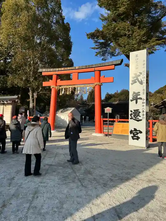 賀茂別雷神社(上賀茂神社)の{uncategorized: "未分類", other: "その他", undefined: "問題あり", building: "その他建物", grave: "お墓", sacred_gate: "鳥居", guardian: "狛犬", statue: "像", buddha: "仏像", history: "歴史", nature: "自然", garden: "庭園", animal: "動物", pagoda: "塔", temizu: "手水舎", mountain_gate: "山門・神門", sanctuary: "本殿・本堂", subordinate: "末社・摂社", art: "芸術", scenery: "景色", jizo: "地蔵", ema: "絵馬", goshuin: "御朱印", omikuji: "おみくじ", items: "授与品その他", amulet: "お守り", goshuincho: "御朱印帳", eats: "食事", festival: "お祭り", votive_dance: "神楽", shichigosan: "七五三参", wedding: "結婚式", experience: "体験その他", initially: "初詣", around: "周辺", anti_infection: "感染症対策"}