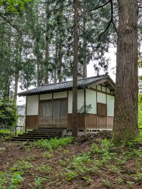 雄山神社中宮祈願殿の{uncategorized: "未分類", other: "その他", undefined: "問題あり", building: "その他建物", grave: "お墓", sacred_gate: "鳥居", guardian: "狛犬", statue: "像", buddha: "仏像", history: "歴史", nature: "自然", garden: "庭園", animal: "動物", pagoda: "塔", temizu: "手水舎", mountain_gate: "山門・神門", sanctuary: "本殿・本堂", subordinate: "末社・摂社", art: "芸術", scenery: "景色", jizo: "地蔵", ema: "絵馬", goshuin: "御朱印", omikuji: "おみくじ", items: "授与品その他", amulet: "お守り", goshuincho: "御朱印帳", eats: "食事", festival: "お祭り", votive_dance: "神楽", shichigosan: "七五三参", wedding: "結婚式", experience: "体験その他", initially: "初詣", around: "周辺", anti_infection: "感染症対策"}