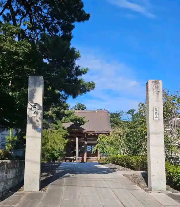 高徳寺の{uncategorized: "未分類", other: "その他", undefined: "問題あり", building: "その他建物", grave: "お墓", sacred_gate: "鳥居", guardian: "狛犬", statue: "像", buddha: "仏像", history: "歴史", nature: "自然", garden: "庭園", animal: "動物", pagoda: "塔", temizu: "手水舎", mountain_gate: "山門・神門", sanctuary: "本殿・本堂", subordinate: "末社・摂社", art: "芸術", scenery: "景色", jizo: "地蔵", ema: "絵馬", goshuin: "御朱印", omikuji: "おみくじ", items: "授与品その他", amulet: "お守り", goshuincho: "御朱印帳", eats: "食事", festival: "お祭り", votive_dance: "神楽", shichigosan: "七五三参", wedding: "結婚式", experience: "体験その他", initially: "初詣", around: "周辺", anti_infection: "感染症対策"}