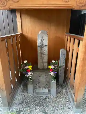 本光寺の{uncategorized: "未分類", other: "その他", undefined: "問題あり", building: "その他建物", grave: "お墓", sacred_gate: "鳥居", guardian: "狛犬", statue: "像", buddha: "仏像", history: "歴史", nature: "自然", garden: "庭園", animal: "動物", pagoda: "塔", temizu: "手水舎", mountain_gate: "山門・神門", sanctuary: "本殿・本堂", subordinate: "末社・摂社", art: "芸術", scenery: "景色", jizo: "地蔵", ema: "絵馬", goshuin: "御朱印", omikuji: "おみくじ", items: "授与品その他", amulet: "お守り", goshuincho: "御朱印帳", eats: "食事", festival: "お祭り", votive_dance: "神楽", shichigosan: "七五三参", wedding: "結婚式", experience: "体験その他", initially: "初詣", around: "周辺", anti_infection: "感染症対策"}