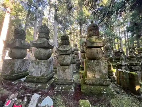 高野山金剛峯寺奥の院の塔