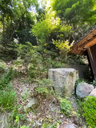 鳴滝不動の建物その他