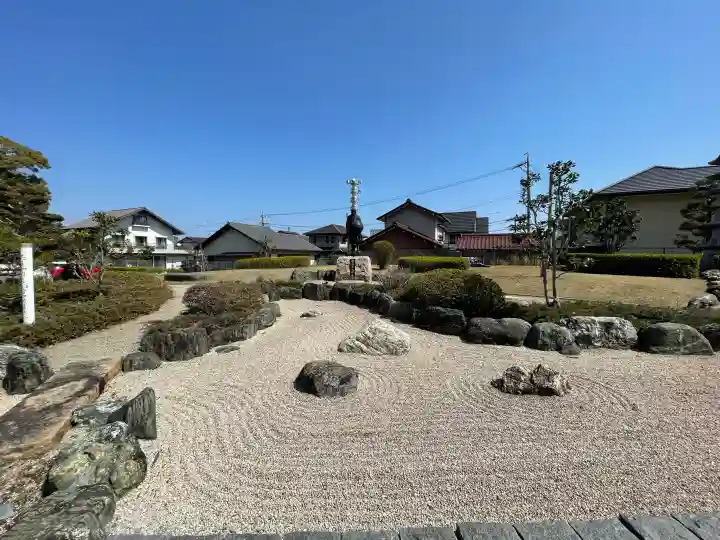 彰見寺の{uncategorized: "未分類", other: "その他", undefined: "問題あり", building: "その他建物", grave: "お墓", sacred_gate: "鳥居", guardian: "狛犬", statue: "像", buddha: "仏像", history: "歴史", nature: "自然", garden: "庭園", animal: "動物", pagoda: "塔", temizu: "手水舎", mountain_gate: "山門・神門", sanctuary: "本殿・本堂", subordinate: "末社・摂社", art: "芸術", scenery: "景色", jizo: "地蔵", ema: "絵馬", goshuin: "御朱印", omikuji: "おみくじ", items: "授与品その他", amulet: "お守り", goshuincho: "御朱印帳", eats: "食事", festival: "お祭り", votive_dance: "神楽", shichigosan: "七五三参", wedding: "結婚式", experience: "体験その他", initially: "初詣", around: "周辺", anti_infection: "感染症対策"}