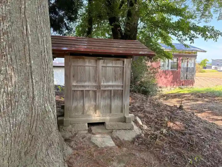 神明社の{uncategorized: "未分類", other: "その他", undefined: "問題あり", building: "その他建物", grave: "お墓", sacred_gate: "鳥居", guardian: "狛犬", statue: "像", buddha: "仏像", history: "歴史", nature: "自然", garden: "庭園", animal: "動物", pagoda: "塔", temizu: "手水舎", mountain_gate: "山門・神門", sanctuary: "本殿・本堂", subordinate: "末社・摂社", art: "芸術", scenery: "景色", jizo: "地蔵", ema: "絵馬", goshuin: "御朱印", omikuji: "おみくじ", items: "授与品その他", amulet: "お守り", goshuincho: "御朱印帳", eats: "食事", festival: "お祭り", votive_dance: "神楽", shichigosan: "七五三参", wedding: "結婚式", experience: "体験その他", initially: "初詣", around: "周辺", anti_infection: "感染症対策"}