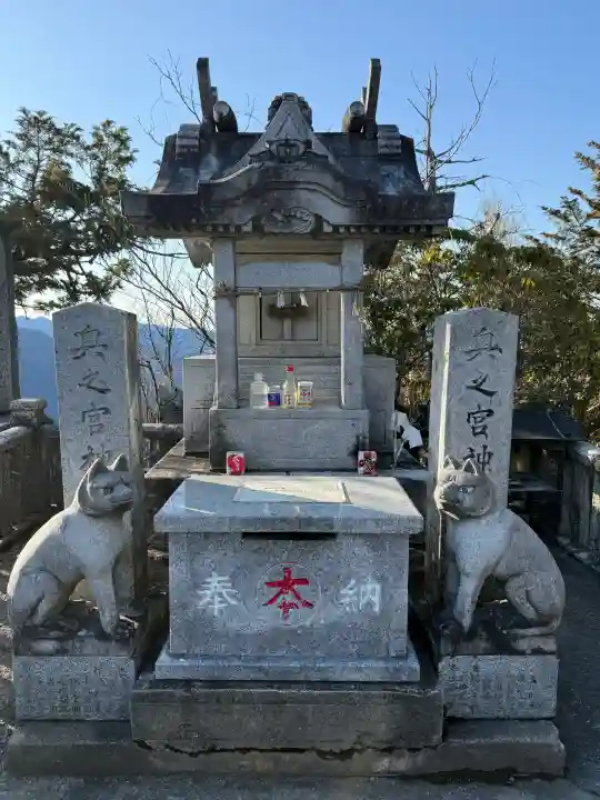 三峯神社奥宮の{uncategorized: "未分類", other: "その他", undefined: "問題あり", building: "その他建物", grave: "お墓", sacred_gate: "鳥居", guardian: "狛犬", statue: "像", buddha: "仏像", history: "歴史", nature: "自然", garden: "庭園", animal: "動物", pagoda: "塔", temizu: "手水舎", mountain_gate: "山門・神門", sanctuary: "本殿・本堂", subordinate: "末社・摂社", art: "芸術", scenery: "景色", jizo: "地蔵", ema: "絵馬", goshuin: "御朱印", omikuji: "おみくじ", items: "授与品その他", amulet: "お守り", goshuincho: "御朱印帳", eats: "食事", festival: "お祭り", votive_dance: "神楽", shichigosan: "七五三参", wedding: "結婚式", experience: "体験その他", initially: "初詣", around: "周辺", anti_infection: "感染症対策"}