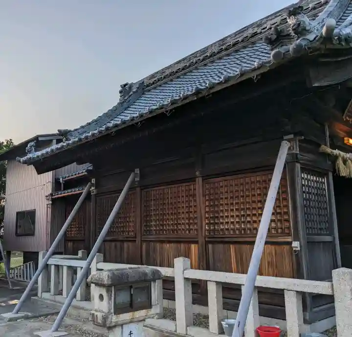 天神社の{uncategorized: "未分類", other: "その他", undefined: "問題あり", building: "その他建物", grave: "お墓", sacred_gate: "鳥居", guardian: "狛犬", statue: "像", buddha: "仏像", history: "歴史", nature: "自然", garden: "庭園", animal: "動物", pagoda: "塔", temizu: "手水舎", mountain_gate: "山門・神門", sanctuary: "本殿・本堂", subordinate: "末社・摂社", art: "芸術", scenery: "景色", jizo: "地蔵", ema: "絵馬", goshuin: "御朱印", omikuji: "おみくじ", items: "授与品その他", amulet: "お守り", goshuincho: "御朱印帳", eats: "食事", festival: "お祭り", votive_dance: "神楽", shichigosan: "七五三参", wedding: "結婚式", experience: "体験その他", initially: "初詣", around: "周辺", anti_infection: "感染症対策"}