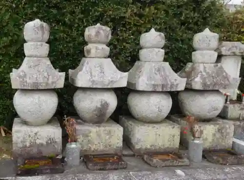 真光寺の{uncategorized: "未分類", other: "その他", undefined: "問題あり", building: "その他建物", grave: "お墓", sacred_gate: "鳥居", guardian: "狛犬", statue: "像", buddha: "仏像", history: "歴史", nature: "自然", garden: "庭園", animal: "動物", pagoda: "塔", temizu: "手水舎", mountain_gate: "山門・神門", sanctuary: "本殿・本堂", subordinate: "末社・摂社", art: "芸術", scenery: "景色", jizo: "地蔵", ema: "絵馬", goshuin: "御朱印", omikuji: "おみくじ", items: "授与品その他", amulet: "お守り", goshuincho: "御朱印帳", eats: "食事", festival: "お祭り", votive_dance: "神楽", shichigosan: "七五三参", wedding: "結婚式", experience: "体験その他", initially: "初詣", around: "周辺", anti_infection: "感染症対策"}