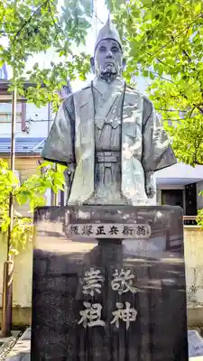 須賀神社の像