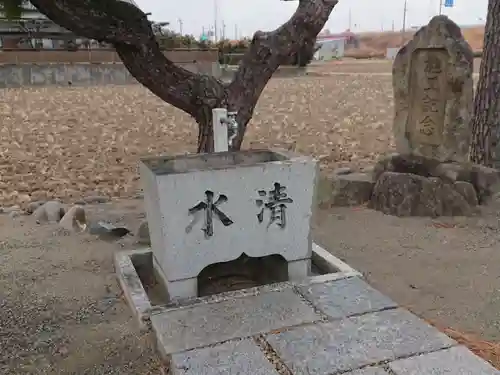 神明社の手水舎