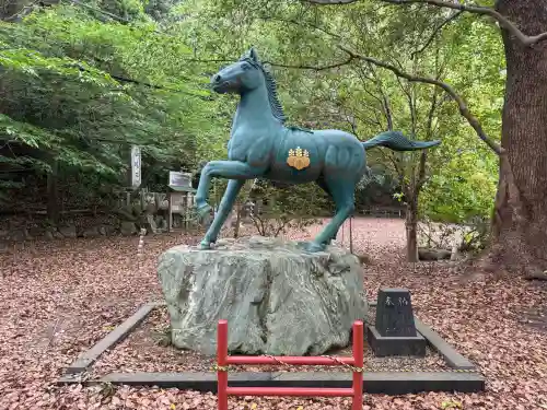熊野三所神社の{uncategorized: "未分類", other: "その他", undefined: "問題あり", building: "その他建物", grave: "お墓", sacred_gate: "鳥居", guardian: "狛犬", statue: "像", buddha: "仏像", history: "歴史", nature: "自然", garden: "庭園", animal: "動物", pagoda: "塔", temizu: "手水舎", mountain_gate: "山門・神門", sanctuary: "本殿・本堂", subordinate: "末社・摂社", art: "芸術", scenery: "景色", jizo: "地蔵", ema: "絵馬", goshuin: "御朱印", omikuji: "おみくじ", items: "授与品その他", amulet: "お守り", goshuincho: "御朱印帳", eats: "食事", festival: "お祭り", votive_dance: "神楽", shichigosan: "七五三参", wedding: "結婚式", experience: "体験その他", initially: "初詣", around: "周辺", anti_infection: "感染症対策"}