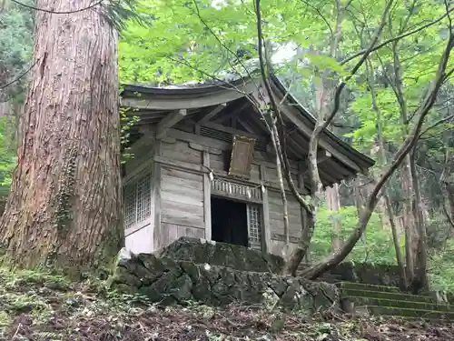 雄山神社中宮祈願殿の建物その他