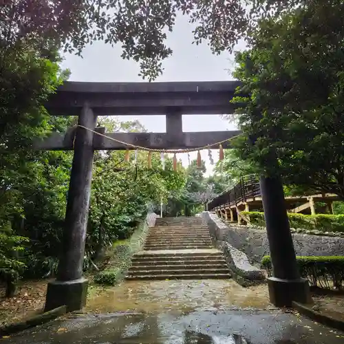 世持神社の鳥居