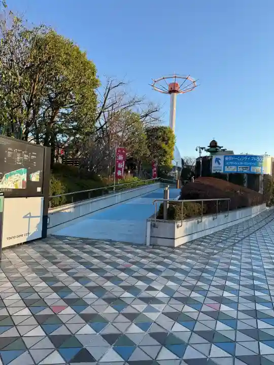 祠(東京ドームシティー屋上)の{uncategorized: "未分類", other: "その他", undefined: "問題あり", building: "その他建物", grave: "お墓", sacred_gate: "鳥居", guardian: "狛犬", statue: "像", buddha: "仏像", history: "歴史", nature: "自然", garden: "庭園", animal: "動物", pagoda: "塔", temizu: "手水舎", mountain_gate: "山門・神門", sanctuary: "本殿・本堂", subordinate: "末社・摂社", art: "芸術", scenery: "景色", jizo: "地蔵", ema: "絵馬", goshuin: "御朱印", omikuji: "おみくじ", items: "授与品その他", amulet: "お守り", goshuincho: "御朱印帳", eats: "食事", festival: "お祭り", votive_dance: "神楽", shichigosan: "七五三参", wedding: "結婚式", experience: "体験その他", initially: "初詣", around: "周辺", anti_infection: "感染症対策"}