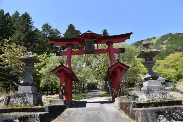 高尾穂見神社の{uncategorized: "未分類", other: "その他", undefined: "問題あり", building: "その他建物", grave: "お墓", sacred_gate: "鳥居", guardian: "狛犬", statue: "像", buddha: "仏像", history: "歴史", nature: "自然", garden: "庭園", animal: "動物", pagoda: "塔", temizu: "手水舎", mountain_gate: "山門・神門", sanctuary: "本殿・本堂", subordinate: "末社・摂社", art: "芸術", scenery: "景色", jizo: "地蔵", ema: "絵馬", goshuin: "御朱印", omikuji: "おみくじ", items: "授与品その他", amulet: "お守り", goshuincho: "御朱印帳", eats: "食事", festival: "お祭り", votive_dance: "神楽", shichigosan: "七五三参", wedding: "結婚式", experience: "体験その他", initially: "初詣", around: "周辺", anti_infection: "感染症対策"}