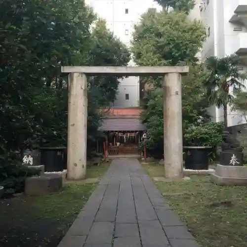 新橋鹽竃神社の鳥居