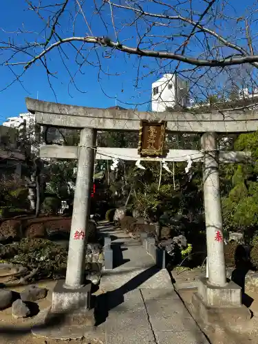 天祖諏訪神社の{uncategorized: "未分類", other: "その他", undefined: "問題あり", building: "その他建物", grave: "お墓", sacred_gate: "鳥居", guardian: "狛犬", statue: "像", buddha: "仏像", history: "歴史", nature: "自然", garden: "庭園", animal: "動物", pagoda: "塔", temizu: "手水舎", mountain_gate: "山門・神門", sanctuary: "本殿・本堂", subordinate: "末社・摂社", art: "芸術", scenery: "景色", jizo: "地蔵", ema: "絵馬", goshuin: "御朱印", omikuji: "おみくじ", items: "授与品その他", amulet: "お守り", goshuincho: "御朱印帳", eats: "食事", festival: "お祭り", votive_dance: "神楽", shichigosan: "七五三参", wedding: "結婚式", experience: "体験その他", initially: "初詣", around: "周辺", anti_infection: "感染症対策"}