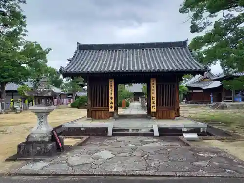 本山寺の山門