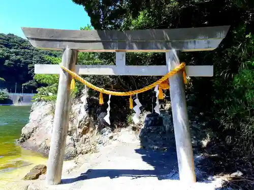 猪鼻湖神社の鳥居