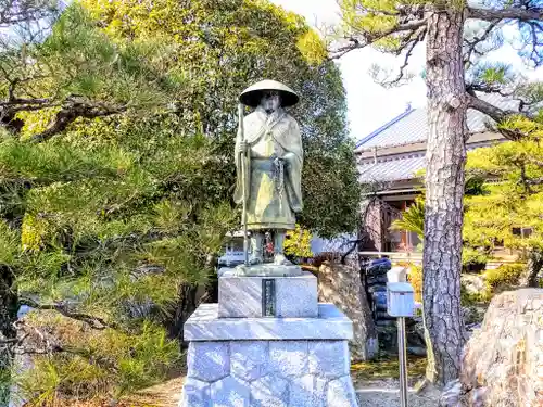 敬専寺の像