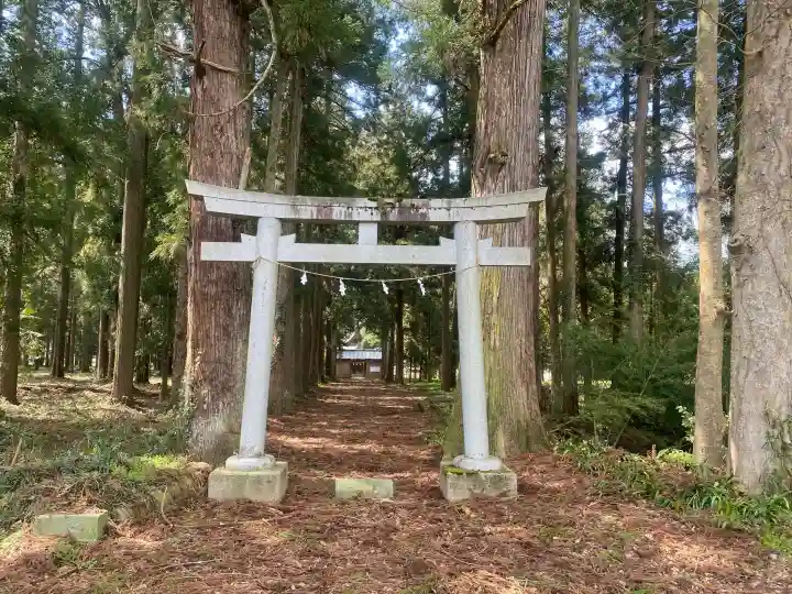 御出石神社の{uncategorized: "未分類", other: "その他", undefined: "問題あり", building: "その他建物", grave: "お墓", sacred_gate: "鳥居", guardian: "狛犬", statue: "像", buddha: "仏像", history: "歴史", nature: "自然", garden: "庭園", animal: "動物", pagoda: "塔", temizu: "手水舎", mountain_gate: "山門・神門", sanctuary: "本殿・本堂", subordinate: "末社・摂社", art: "芸術", scenery: "景色", jizo: "地蔵", ema: "絵馬", goshuin: "御朱印", omikuji: "おみくじ", items: "授与品その他", amulet: "お守り", goshuincho: "御朱印帳", eats: "食事", festival: "お祭り", votive_dance: "神楽", shichigosan: "七五三参", wedding: "結婚式", experience: "体験その他", initially: "初詣", around: "周辺", anti_infection: "感染症対策"}