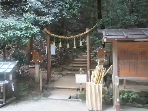 狭井坐大神荒魂神社(狭井神社)の鳥居