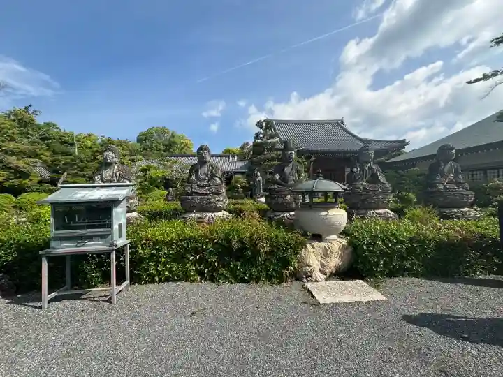 蓮華寺の{uncategorized: "未分類", other: "その他", undefined: "問題あり", building: "その他建物", grave: "お墓", sacred_gate: "鳥居", guardian: "狛犬", statue: "像", buddha: "仏像", history: "歴史", nature: "自然", garden: "庭園", animal: "動物", pagoda: "塔", temizu: "手水舎", mountain_gate: "山門・神門", sanctuary: "本殿・本堂", subordinate: "末社・摂社", art: "芸術", scenery: "景色", jizo: "地蔵", ema: "絵馬", goshuin: "御朱印", omikuji: "おみくじ", items: "授与品その他", amulet: "お守り", goshuincho: "御朱印帳", eats: "食事", festival: "お祭り", votive_dance: "神楽", shichigosan: "七五三参", wedding: "結婚式", experience: "体験その他", initially: "初詣", around: "周辺", anti_infection: "感染症対策"}