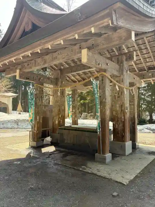 出羽神社(出羽三山神社)~三神合祭殿~の{uncategorized: "未分類", other: "その他", undefined: "問題あり", building: "その他建物", grave: "お墓", sacred_gate: "鳥居", guardian: "狛犬", statue: "像", buddha: "仏像", history: "歴史", nature: "自然", garden: "庭園", animal: "動物", pagoda: "塔", temizu: "手水舎", mountain_gate: "山門・神門", sanctuary: "本殿・本堂", subordinate: "末社・摂社", art: "芸術", scenery: "景色", jizo: "地蔵", ema: "絵馬", goshuin: "御朱印", omikuji: "おみくじ", items: "授与品その他", amulet: "お守り", goshuincho: "御朱印帳", eats: "食事", festival: "お祭り", votive_dance: "神楽", shichigosan: "七五三参", wedding: "結婚式", experience: "体験その他", initially: "初詣", around: "周辺", anti_infection: "感染症対策"}