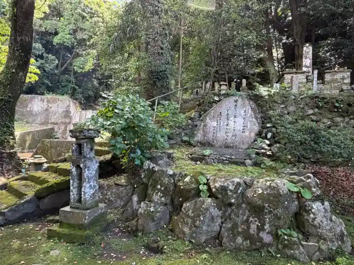 平松神社の{uncategorized: "未分類", other: "その他", undefined: "問題あり", building: "その他建物", grave: "お墓", sacred_gate: "鳥居", guardian: "狛犬", statue: "像", buddha: "仏像", history: "歴史", nature: "自然", garden: "庭園", animal: "動物", pagoda: "塔", temizu: "手水舎", mountain_gate: "山門・神門", sanctuary: "本殿・本堂", subordinate: "末社・摂社", art: "芸術", scenery: "景色", jizo: "地蔵", ema: "絵馬", goshuin: "御朱印", omikuji: "おみくじ", items: "授与品その他", amulet: "お守り", goshuincho: "御朱印帳", eats: "食事", festival: "お祭り", votive_dance: "神楽", shichigosan: "七五三参", wedding: "結婚式", experience: "体験その他", initially: "初詣", around: "周辺", anti_infection: "感染症対策"}