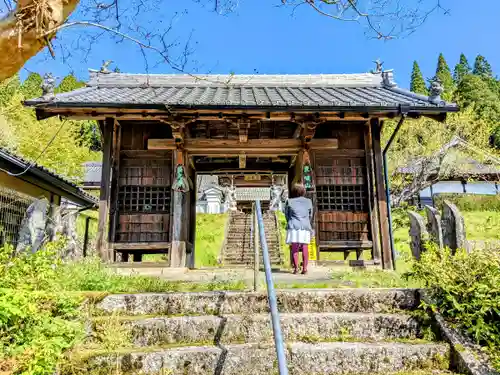 盛久寺の山門