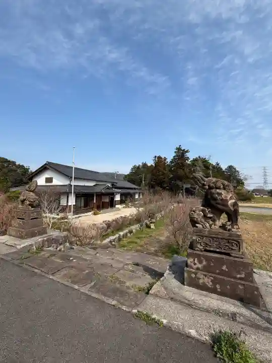 六所神社の{uncategorized: "未分類", other: "その他", undefined: "問題あり", building: "その他建物", grave: "お墓", sacred_gate: "鳥居", guardian: "狛犬", statue: "像", buddha: "仏像", history: "歴史", nature: "自然", garden: "庭園", animal: "動物", pagoda: "塔", temizu: "手水舎", mountain_gate: "山門・神門", sanctuary: "本殿・本堂", subordinate: "末社・摂社", art: "芸術", scenery: "景色", jizo: "地蔵", ema: "絵馬", goshuin: "御朱印", omikuji: "おみくじ", items: "授与品その他", amulet: "お守り", goshuincho: "御朱印帳", eats: "食事", festival: "お祭り", votive_dance: "神楽", shichigosan: "七五三参", wedding: "結婚式", experience: "体験その他", initially: "初詣", around: "周辺", anti_infection: "感染症対策"}