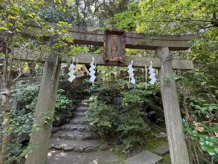 四合稲荷神社の{uncategorized: "未分類", other: "その他", undefined: "問題あり", building: "その他建物", grave: "お墓", sacred_gate: "鳥居", guardian: "狛犬", statue: "像", buddha: "仏像", history: "歴史", nature: "自然", garden: "庭園", animal: "動物", pagoda: "塔", temizu: "手水舎", mountain_gate: "山門・神門", sanctuary: "本殿・本堂", subordinate: "末社・摂社", art: "芸術", scenery: "景色", jizo: "地蔵", ema: "絵馬", goshuin: "御朱印", omikuji: "おみくじ", items: "授与品その他", amulet: "お守り", goshuincho: "御朱印帳", eats: "食事", festival: "お祭り", votive_dance: "神楽", shichigosan: "七五三参", wedding: "結婚式", experience: "体験その他", initially: "初詣", around: "周辺", anti_infection: "感染症対策"}