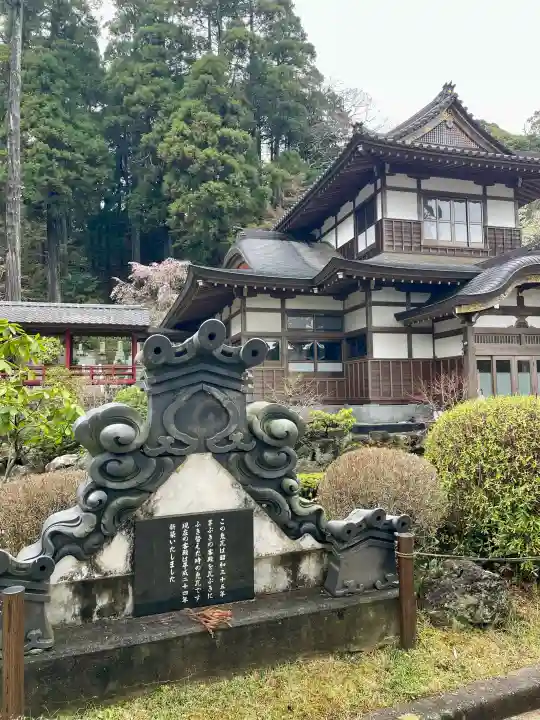 本漸寺の{uncategorized: "未分類", other: "その他", undefined: "問題あり", building: "その他建物", grave: "お墓", sacred_gate: "鳥居", guardian: "狛犬", statue: "像", buddha: "仏像", history: "歴史", nature: "自然", garden: "庭園", animal: "動物", pagoda: "塔", temizu: "手水舎", mountain_gate: "山門・神門", sanctuary: "本殿・本堂", subordinate: "末社・摂社", art: "芸術", scenery: "景色", jizo: "地蔵", ema: "絵馬", goshuin: "御朱印", omikuji: "おみくじ", items: "授与品その他", amulet: "お守り", goshuincho: "御朱印帳", eats: "食事", festival: "お祭り", votive_dance: "神楽", shichigosan: "七五三参", wedding: "結婚式", experience: "体験その他", initially: "初詣", around: "周辺", anti_infection: "感染症対策"}