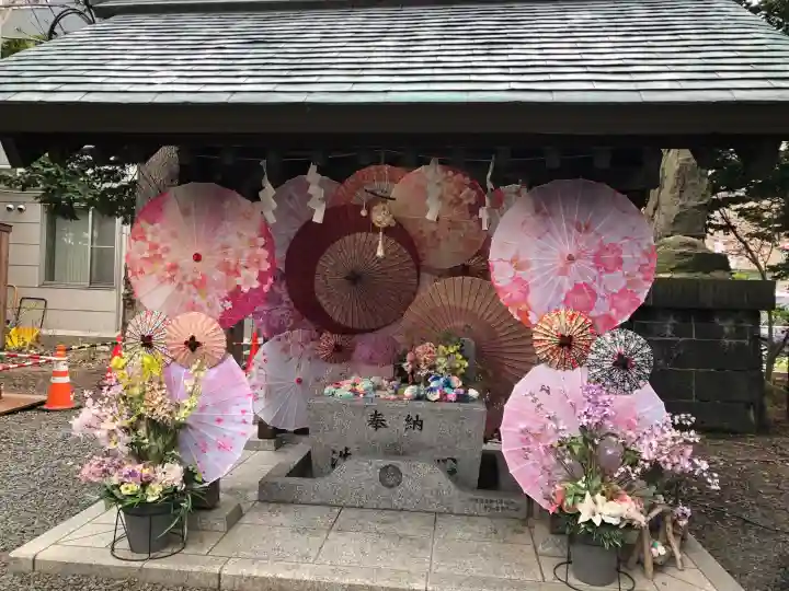 札幌諏訪神社の{uncategorized: "未分類", other: "その他", undefined: "問題あり", building: "その他建物", grave: "お墓", sacred_gate: "鳥居", guardian: "狛犬", statue: "像", buddha: "仏像", history: "歴史", nature: "自然", garden: "庭園", animal: "動物", pagoda: "塔", temizu: "手水舎", mountain_gate: "山門・神門", sanctuary: "本殿・本堂", subordinate: "末社・摂社", art: "芸術", scenery: "景色", jizo: "地蔵", ema: "絵馬", goshuin: "御朱印", omikuji: "おみくじ", items: "授与品その他", amulet: "お守り", goshuincho: "御朱印帳", eats: "食事", festival: "お祭り", votive_dance: "神楽", shichigosan: "七五三参", wedding: "結婚式", experience: "体験その他", initially: "初詣", around: "周辺", anti_infection: "感染症対策"}